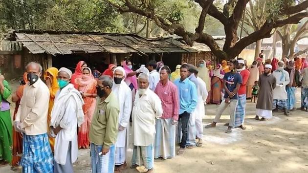 Voters in a queue during the third and final phase of the assembly elections in Saharsa, Bihar, on November 07, 2020.(HT photo)