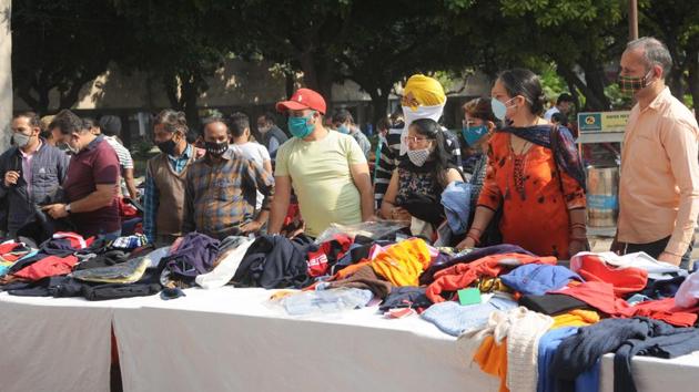 Even as Covid cases in Chandigarh are rising once again, residents are visiting markets in hordes ahead of Diwali and not even adhering to social distancing, as seen at the Sector-17 Plaza in Chandigarh on Sunday. (Keshav Singh/HT) Even as Covid cases in Chandigarh are rising once again, residents are visiting markets in hordes ahead of Diwali and not even adhering to social distancing, as seen at the Sector-17 Plaza in Chandigarh on Sunday. (Keshav Singh/HT)