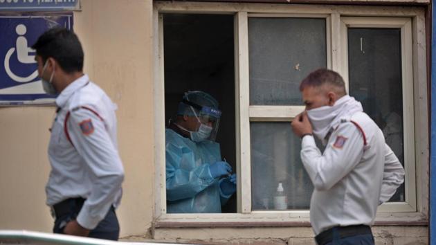 Traffic police personnel are tested for coronavirus infection in Karol Bagh, New Delhi on November 6. As per data shared by the Union Health Ministry on November 8, Delhi is leading the list of 10 states that are contributing 77% of the new Covid-19 cases daily. The Delhi high court had last week said Delhi was on its way to become the “corona capital of the country.” (Raj K Raj / HT Photo)