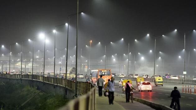 Pedestrians and vehicular traffic near Akshardham Temple on a hazy evening in the capital on November 7. Over the last 10 days, the national capital region has seen a sharp spike in air pollution levels. According to the Central Pollution Control Board’s (CPCB), Delhi’s overall air quality index (AQI) remained in the “severe” category recorded at 426 on November 8. (Sanjeev Verma / HT Photo)