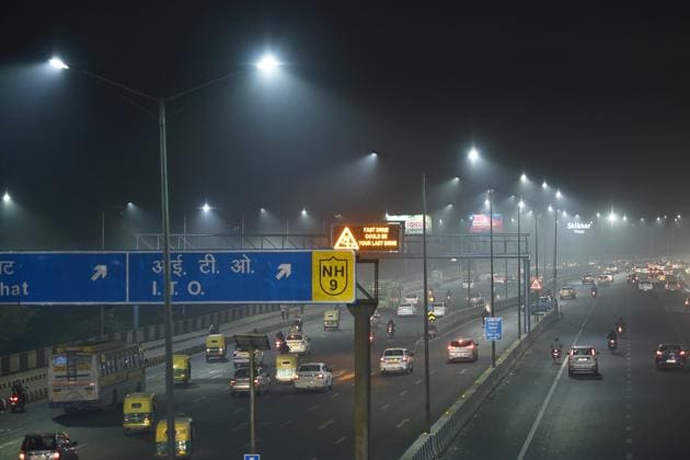 Vehicles on road near Akshardham Temple on National Highway 24 (NH24) on a hazy day in New Delhi on November 7, 2020.(Sanjeev Verma /HT PHOTO)