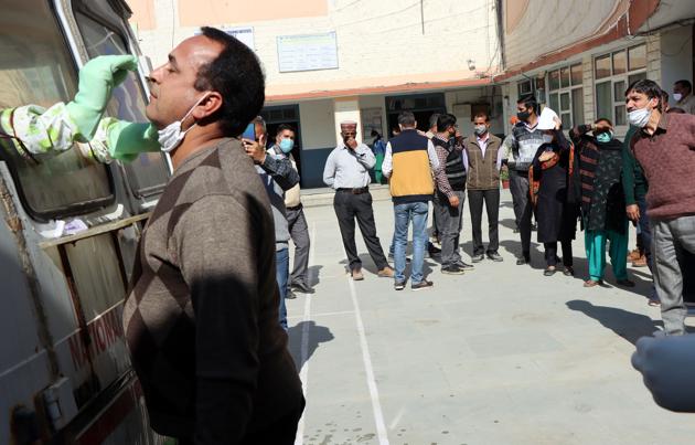 Health workers collecting samples of in Mandi on Saturday.(Birbal Sharma/HT)