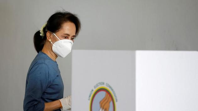 Myanmar State Counsellor Aung San Suu Kyi arrives for an early vote ahead of November 8th general election in Naypyitaw, Myanmar.(REUTERS)