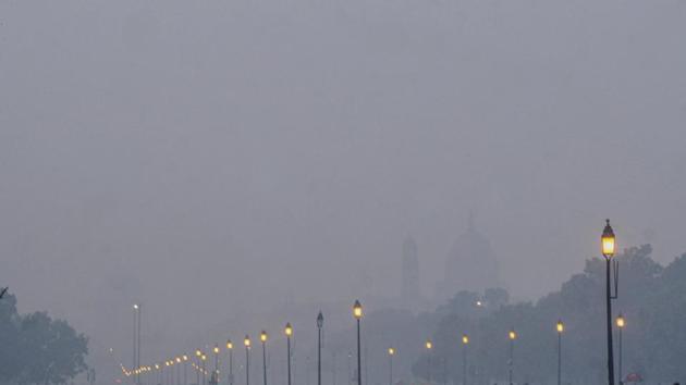 People at India Gate lawns, amid hazy weather conditions, in New Delhi. Pollution level in the national capital remains in the 'severe category.(PTI) People at India Gate lawns, amid hazy weather conditions, in New Delhi. Pollution level in the national capital remains in the 'severe category.(PTI)