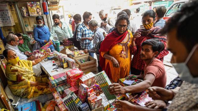 The Delhi Government has announced ban on firecrackers, including those branded ‘green’, between November 7 and 30 in the view of rising air pollution, amid increasing Covid-19 cases.(PTI) The Delhi Government has announced ban on firecrackers, including those branded ‘green’, between November 7 and 30 in the view of rising air pollution, amid increasing Covid-19 cases.(PTI)