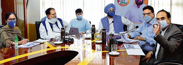 Ludhiana MP Ravneet Bittu holding a review meeting with officials regarding the smart city mission in Ludhiana on Monday.(Harsimar Pal Singh/HT)