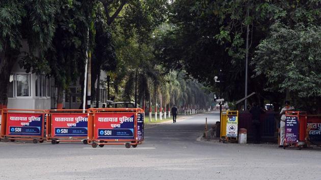 A deserted view of Bihar Chief Minister Nitish Kumar's residence on the eve of Bihar Assembly counting, in Patna.(ANI)
