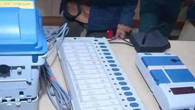 Counting of votes in Bihar will take extra time due to 63 per cent more EVMs than the 2015 Bihar polls as Covid-19 protocol needed additional polling booths, said ECI officials. (HT Photo) Counting of votes in Bihar will take extra time due to 63 per cent more EVMs than the 2015 Bihar polls as Covid-19 protocol needed additional polling booths, said ECI officials. (HT Photo)