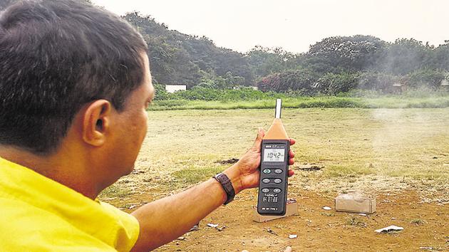 MPCB with anti-noise campaigners Awaaz Foundation have been jointly conducting the firecracker testing study. (HT Photo) MPCB with anti-noise campaigners Awaaz Foundation have been jointly conducting the firecracker testing study. (HT Photo)