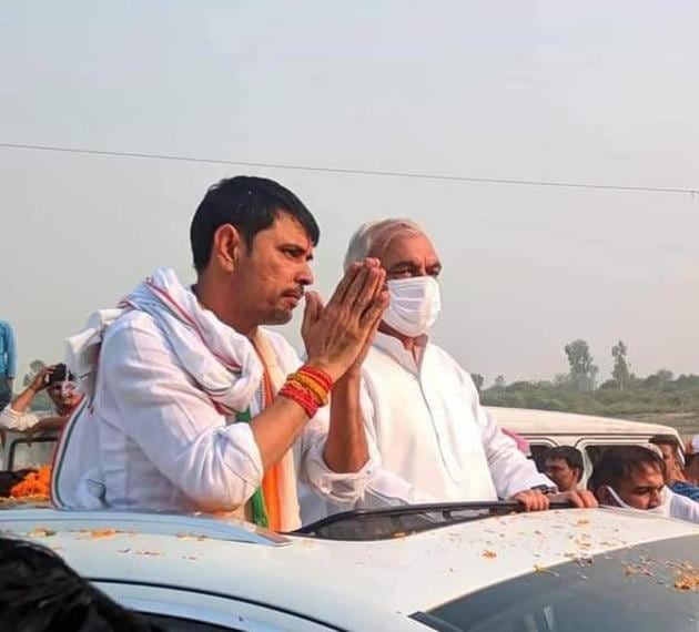 Congress nominee Indu Raj Narwal with former chief minister Bhupinder Singh Hooda at Gohana in Sonepat district after winning the Baroda assembly byelection on Tuesday.(Manoj Dhaka/HT)