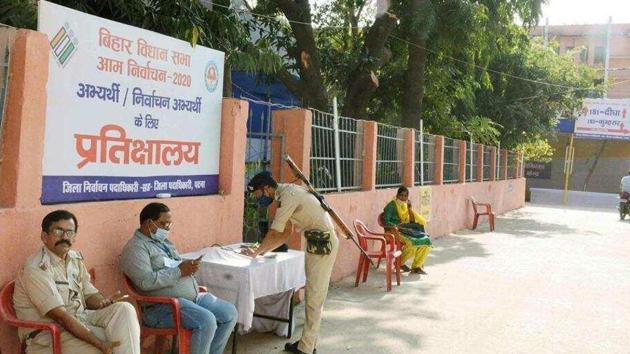 Security personnel on guard outside one of the strong rooms in Patna on Monday.(HT photo)