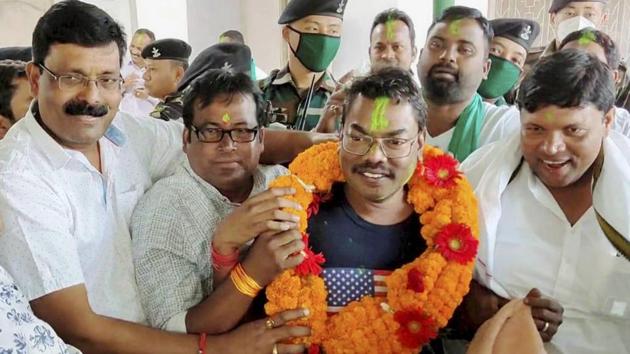 Jharkhand Mukti Morcha (JMM) candidate Basant Soren along with party workers celebrates his victory in the Dumka Assembly by-election.(PTI Photo)