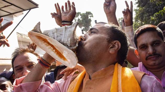 BJP supporters celebrate NDA's lead during the counting of votes for the Bihar Assembly Elections, in Patna, Tuesday.(PTI)