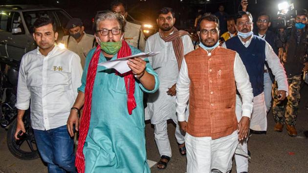 RJD leader Manoj Jha and other party leaders arrive at election office during the counting of votes for the Bihar Assembly election in Patna on Nov 10, 2020.(PTI)