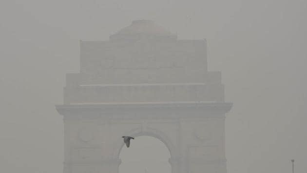 A view of India gate blanketed in thick haze amid rising air pollution levels, in New Delhi.(Vipin Kumar/HT PHOTO)