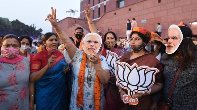 BJP supporters in a celebratory mood after counting for the Bihar assembly election showed leads for the NDA, at the party headquarters in New Delhi, India, on Tuesday, November 10, 2020. (Arvind Yadav/HT PHOTO) BJP supporters in a celebratory mood after counting for the Bihar assembly election showed leads for the NDA, at the party headquarters in New Delhi, India, on Tuesday, November 10, 2020. (Arvind Yadav/HT PHOTO)