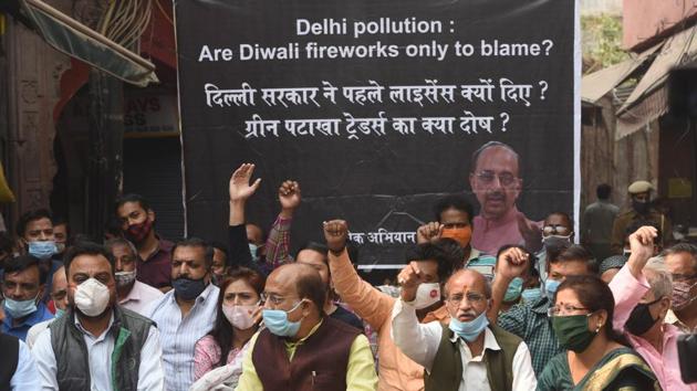 BJP leader Vijay Goel and representatives of firecracker sellers’ associations demonstrate against the Delhi government’s ban on of all kinds of crackers ahead of Diwali, near Jama Masjid in New Delhi. (Vipin Kumar/HT PHOTO) BJP leader Vijay Goel and representatives of firecracker sellers’ associations demonstrate against the Delhi government’s ban on of all kinds of crackers ahead of Diwali, near Jama Masjid in New Delhi. (Vipin Kumar/HT PHOTO)