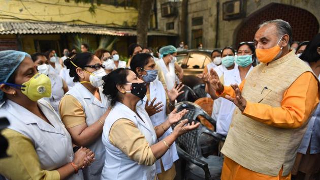 NDMC Mayor Jay Prakash speaks to striking doctors of Hindu Rao Hospital who are sitting on protest over the non-payment of salaries, in New Delhi, (Sanchit Khanna/HT PHOTO) NDMC Mayor Jay Prakash speaks to striking doctors of Hindu Rao Hospital who are sitting on protest over the non-payment of salaries, in New Delhi, (Sanchit Khanna/HT PHOTO)