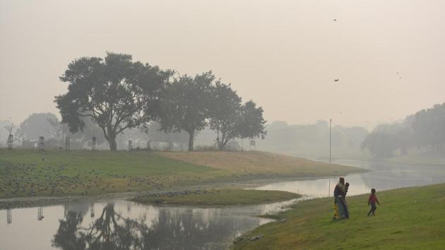 A view showing an area near Rajghat engulfed in smog due to rising pollution, in New Delhi.(Raj K Raj/HT PHOTO)