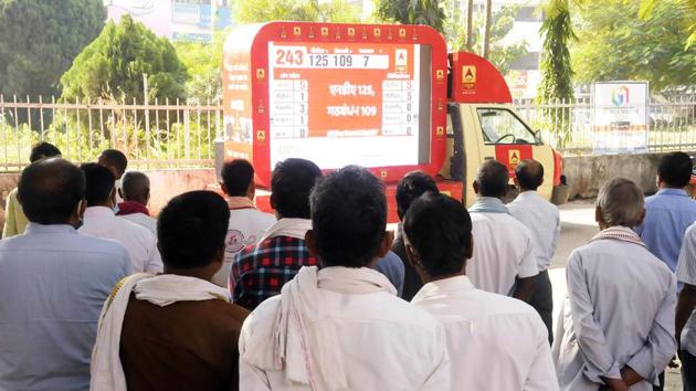 People watch coverage of the Bihar assembly election in Patna on Tuesday. (ANI) People watch coverage of the Bihar assembly election in Patna on Tuesday. (ANI)
