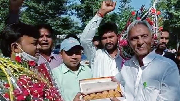 Rashtriya Janata Dal (RJD) supporters celebrate their party leader Tejashwi Yadav's 31st birthday, outside his residence in Patna on Monday. (ANI) Rashtriya Janata Dal (RJD) supporters celebrate their party leader Tejashwi Yadav's 31st birthday, outside his residence in Patna on Monday. (ANI)