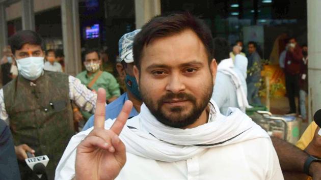 RJD leader Tejashwi Yadav shows a victory sign after arriving at Jaiprakash Narayan Airport in Patna on the last day of campaign for the third phase of Bihar Assembly elections, in Patna. (Santosh Kumar/HT Photo) RJD leader Tejashwi Yadav shows a victory sign after arriving at Jaiprakash Narayan Airport in Patna on the last day of campaign for the third phase of Bihar Assembly elections, in Patna. (Santosh Kumar/HT Photo)