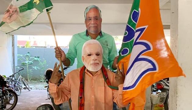 DA supporters wearing masks of CM Nitish Kumar and PM Narendra Modi celebrate the alliance's leads on counting day of Bihar Assembly polls, in Patna, Bihar on Tuesday. (Santosh Kumar/HT Photo) DA supporters wearing masks of CM Nitish Kumar and PM Narendra Modi celebrate the alliance's leads on counting day of Bihar Assembly polls, in Patna, Bihar on Tuesday. (Santosh Kumar/HT Photo)