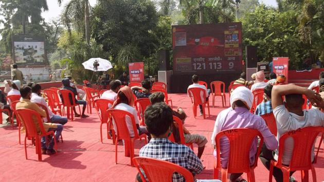 People watch the Bihar Assembly election results unfold on a screen in Patna on Tuesday.(Santosh Kumar/HT Photo) People watch the Bihar Assembly election results unfold on a screen in Patna on Tuesday.(Santosh Kumar/HT Photo)