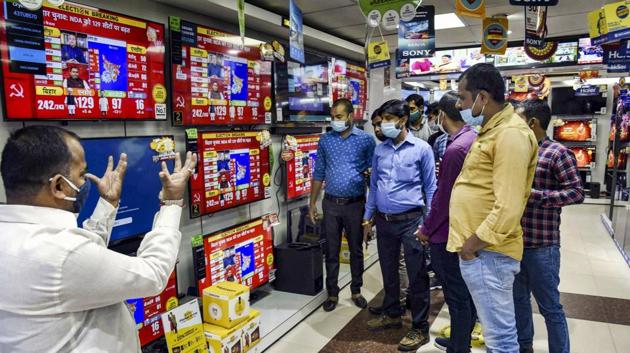 Citizens watch counting day coverage in Patna on November 10. As results started coming in, the opposition picked an early lead with the NDA soon turning the results into a neck-to-neck contest which appeared to be a far cry from exit poll predictions. Exit polls had predicted an edge for the RJD-led Mahagathbandhan (MGB). (PTI) Citizens watch counting day coverage in Patna on November 10. As results started coming in, the opposition picked an early lead with the NDA soon turning the results into a neck-to-neck contest which appeared to be a far cry from exit poll predictions. Exit polls had predicted an edge for the RJD-led Mahagathbandhan (MGB). (PTI)