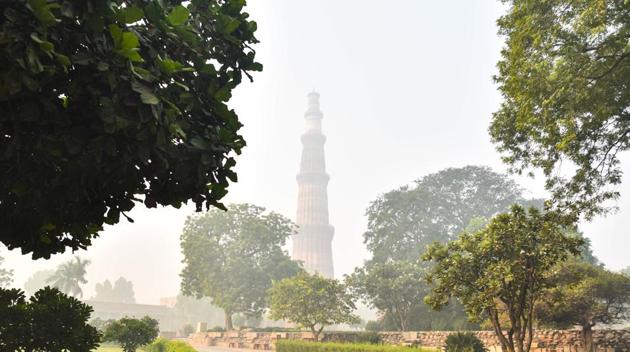 A view of Qutub Minar on a smoggy morning in New Delhi on Tuesday, November 10, 2020. (Sanchit Khanna/HT PHOTO) A view of Qutub Minar on a smoggy morning in New Delhi on Tuesday, November 10, 2020. (Sanchit Khanna/HT PHOTO)