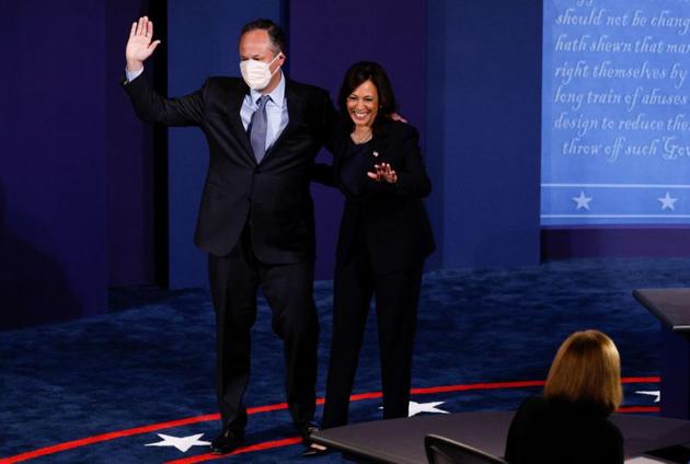 Vice president- elect Kamala Harris waves with her husband Doug Emhoff at the conclusion of vice presidential campaign debate.(Reuters)