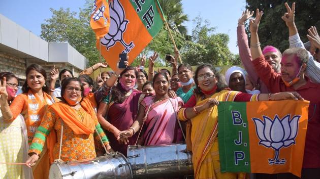 BJP women workers celebrate NDA’s victory in Bihar Assembly election at BJP office in Patna. (HT Photo)