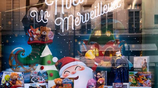 A view of a toy shop window with an inscription reading “ A wonderful Christmas” in Paris, France on November 10. Broad lockdowns earlier this year had helped Europe control the pandemic significantly but case numbers have surged since the summer and governments have ordered a second series of restrictions to limit social contacts. (Joel Saget / AFP) A view of a toy shop window with an inscription reading “ A wonderful Christmas” in Paris, France on November 10. Broad lockdowns earlier this year had helped Europe control the pandemic significantly but case numbers have surged since the summer and governments have ordered a second series of restrictions to limit social contacts. (Joel Saget / AFP)