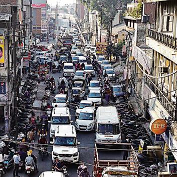 Heavy traffic jam at the Bahadur House Market in Ludhiana on Wednesday. (Gurpreet SIngh/HT) Heavy traffic jam at the Bahadur House Market in Ludhiana on Wednesday. (Gurpreet SIngh/HT)