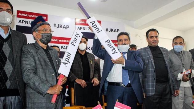 Jammu and Kashmir Apni Party president Altaf Bukhari (3 right) along with senior party leaders during a press conference in Srinagar on Thursday.(PTI) Jammu and Kashmir Apni Party president Altaf Bukhari (3 right) along with senior party leaders during a press conference in Srinagar on Thursday.(PTI)