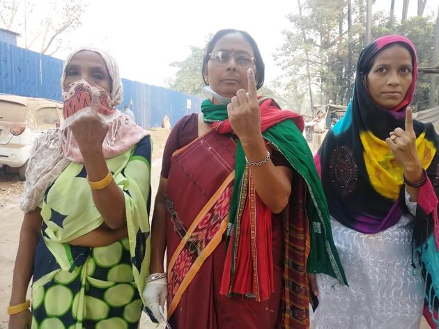 Mahagathbandhan candidate Shashi Yadav shows her finger marked with indelible ink after casting their vote during the second phase of Bihar Assembly election at Chitkohra in Patna, Bihar.(Santosh Kumar/ Hindustan Times) Mahagathbandhan candidate Shashi Yadav shows her finger marked with indelible ink after casting their vote during the second phase of Bihar Assembly election at Chitkohra in Patna, Bihar.(Santosh Kumar/ Hindustan Times)
