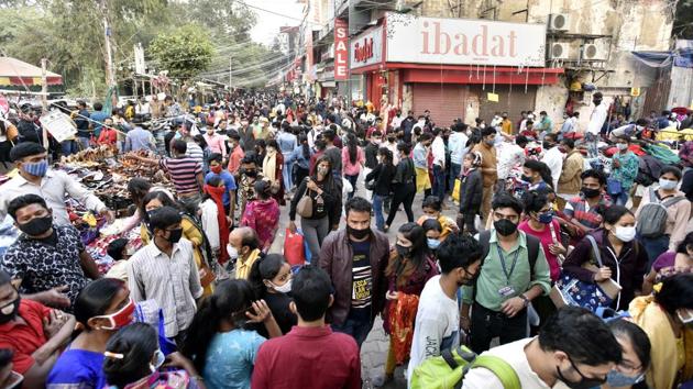 Sarojini Nagar market packed with shoppers ahead of Diwali festival in New Delhi on November 10. “Apart from the local police, paramilitary staff are also present to ensure no crowding in the market. We issued 120 fines for violations on Tuesday,” DCP (south-west) Ingit Pratap Singh told HT. (Sanjeev Verma / HT Photo) Sarojini Nagar market packed with shoppers ahead of Diwali festival in New Delhi on November 10. “Apart from the local police, paramilitary staff are also present to ensure no crowding in the market. We issued 120 fines for violations on Tuesday,” DCP (south-west) Ingit Pratap Singh told HT. (Sanjeev Verma / HT Photo)