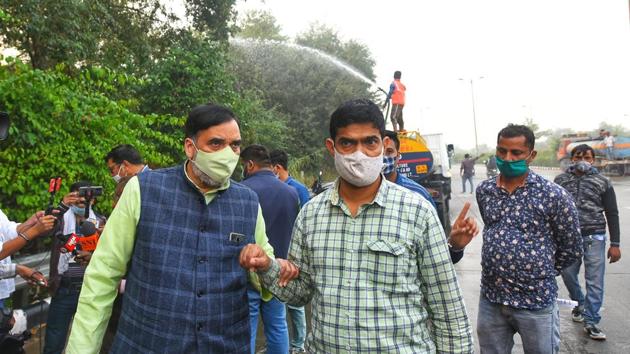 Delhi environment minister Gopal Rai inspects water being sprayed on trees as a pollution control measure, near Raj Ghat Bus Depot, in New Delhi.(Amal KS/Hindustan Times)