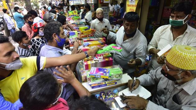 People buy fire crackers for upcoming Diwali festival in Mumbai.(Anshuman Poyrekar/HT Photo) People buy fire crackers for upcoming Diwali festival in Mumbai.(Anshuman Poyrekar/HT Photo)