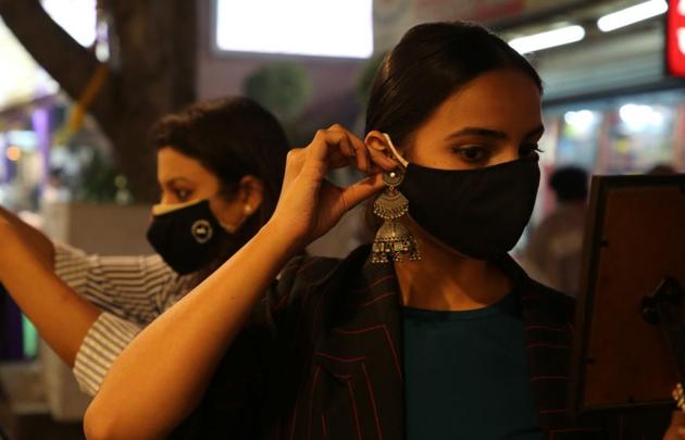 The festive cheer is apparent in the markets amid the corona scare as shoppers indulge in silver jewellery, solitaires, coins this Dhanteras, and some even opt for wedding shopping.(Photos: Manoj Verma/HT)