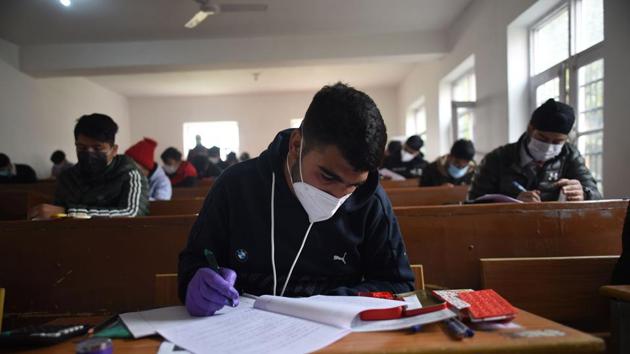 Students appear for Class-10 annual examinations at a Higher Secondary School in Srinagar on Wednesday.(Waseem Andrabi/ HT)