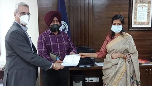 Additional deputy commissioner Ashika Jain issuing the first NOC to entrepreneur Shamsher Singh Sandhu under the project named Lodestone and Infra Developers for setting up stores for agri-related products. (HT PHOTO) Additional deputy commissioner Ashika Jain issuing the first NOC to entrepreneur Shamsher Singh Sandhu under the project named Lodestone and Infra Developers for setting up stores for agri-related products. (HT PHOTO)
