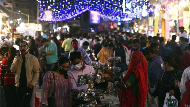 A couple seen shopping at Lajpat Nagar Central Market in New Delhi on November 10. “All illegal vendors and hawkers have been removed from the market. We set up a test facility in the market two weeks ago,” a senior district official told HT on conditions of anonymity. (Sanjeev Verma / HT Photo) A couple seen shopping at Lajpat Nagar Central Market in New Delhi on November 10. “All illegal vendors and hawkers have been removed from the market. We set up a test facility in the market two weeks ago,” a senior district official told HT on conditions of anonymity. (Sanjeev Verma / HT Photo)