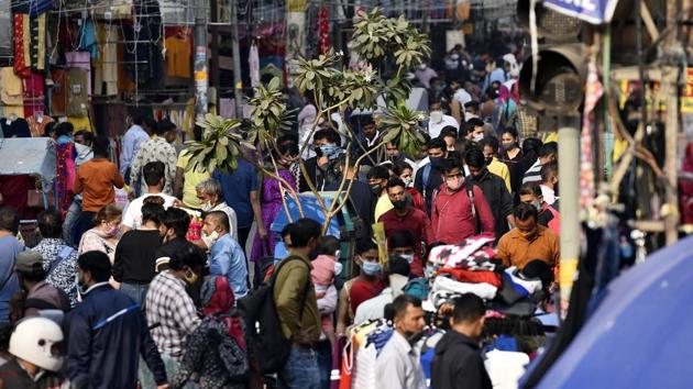 Shoppers in Lajpat Nagar Central market as the festive season draws closer in New Delhi on November 10. “We have told shopkeepers not to allow customers without masks. The government should cap the number of visitors,” Ashwani Marwah, general secretary of the traders’ association of Lajpat Nagar told HT. (Sanjeev Verma / HT Photo) Shoppers in Lajpat Nagar Central market as the festive season draws closer in New Delhi on November 10. “We have told shopkeepers not to allow customers without masks. The government should cap the number of visitors,” Ashwani Marwah, general secretary of the traders’ association of Lajpat Nagar told HT. (Sanjeev Verma / HT Photo)