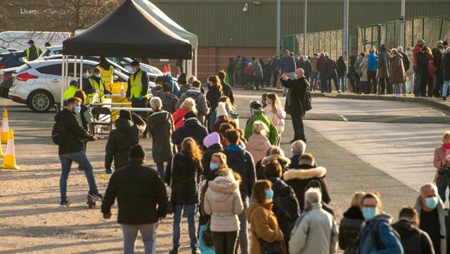 Visitors queue to enter a Covid-19 Army run testing centre at Liverpool Tennis Centre in Liverpool, U.K. (Bloomberg photo) Visitors queue to enter a Covid-19 Army run testing centre at Liverpool Tennis Centre in Liverpool, U.K. (Bloomberg photo)