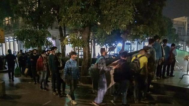 Passengers stand in a long queue at Rajiv Chowk Metro Station in New Delhi.(PTI) Passengers stand in a long queue at Rajiv Chowk Metro Station in New Delhi.(PTI)