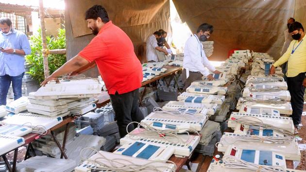 Officials check EVMs at a distribution centre, ahead of local body elections.(PTI/Representative Photo) Officials check EVMs at a distribution centre, ahead of local body elections.(PTI/Representative Photo)