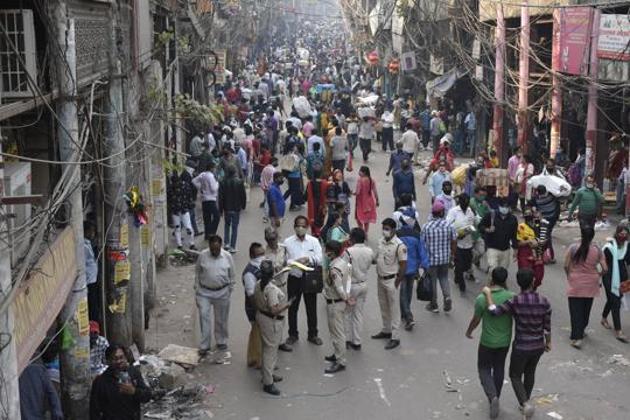 Delhi Police personnel at work amid a large crowd of shoppers at Sadar Bazar ahead of the upcoming festivities in New Delhi. (Vipin Kumar/HT PHOTO) Delhi Police personnel at work amid a large crowd of shoppers at Sadar Bazar ahead of the upcoming festivities in New Delhi. (Vipin Kumar/HT PHOTO)