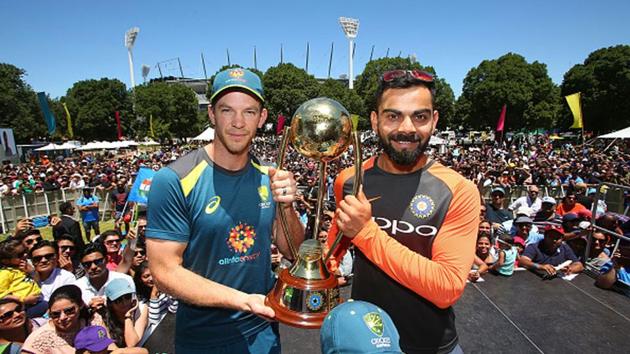Virat Kohli and Tim Paine pose with the Border-Gavaskar Trophy.(Getty Images)