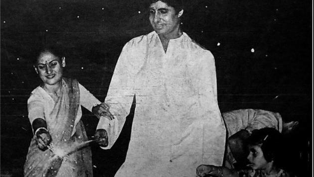 Amitabh Bachchan with wife Jaya and daughter Shweta at a Diwali celebration. Amitabh Bachchan with wife Jaya and daughter Shweta at a Diwali celebration.